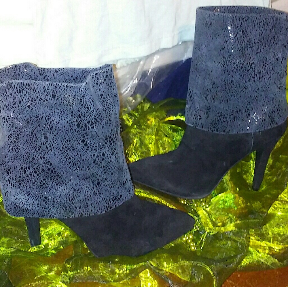 BCBGENERATION ANKLE BOOTIES